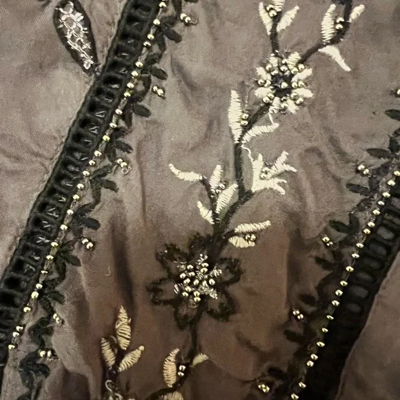 Lucky Brand Sleeveless Embroidered Floral V-Neck Blouse in gray L - Picture 3 of 4